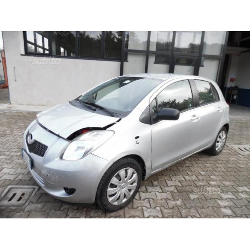 TOYOTA Yaris -1.3 benz 2009 sinistrata