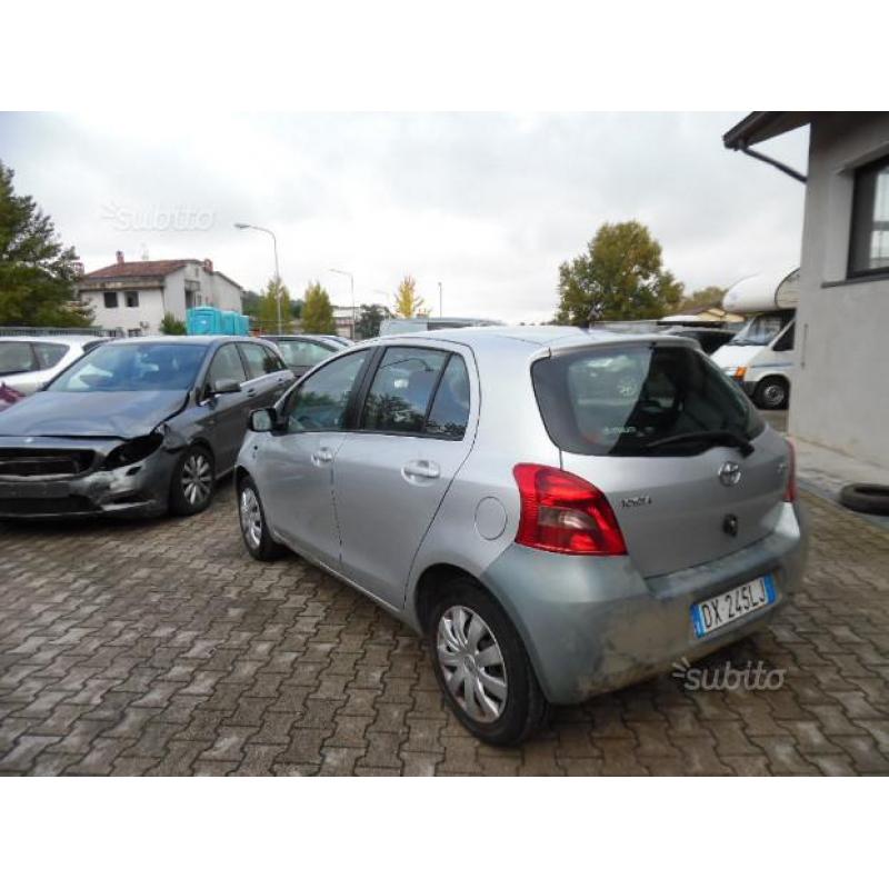 TOYOTA Yaris -1.3 benz 2009 sinistrata