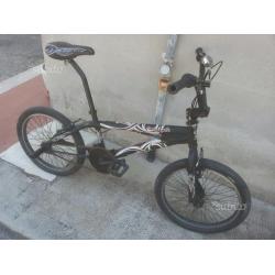 Bmx nera con strisce rosse e bianche