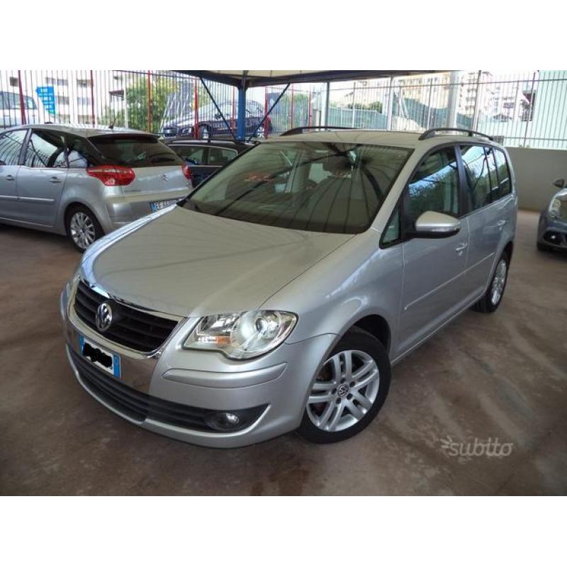 VOLKSWAGEN Touran 1.6.BENZ 7PT MOD TRENDLINE