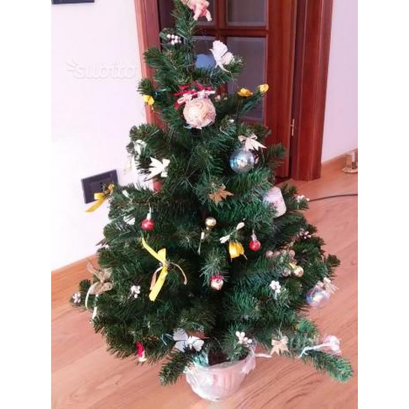 Albero di Natale con addobbi