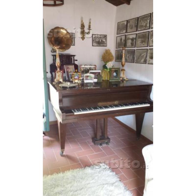 Pianoforte mezza coda