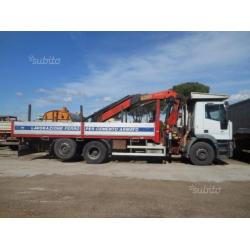 Autocarro Iveco Magirus 260E35 con gru