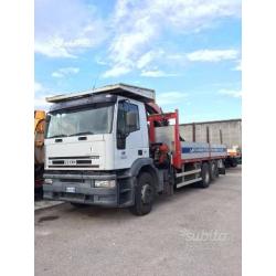 Autocarro Iveco Magirus 260E35 con gru