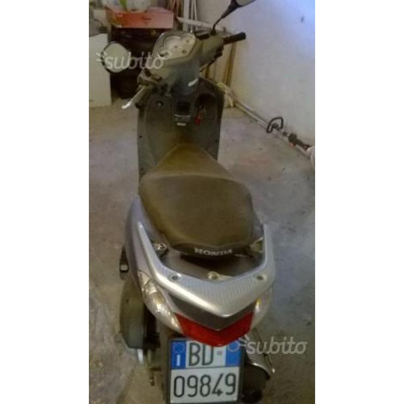 Honda Dilan 150 -