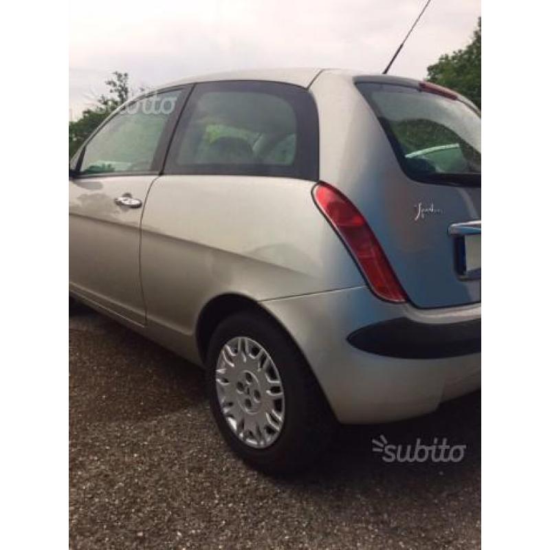 Lancia ypsilon 1.2 versione argento