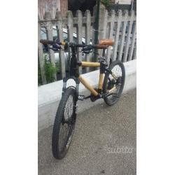 Bici e telai in bamboo e carbonio su misura