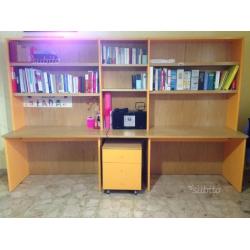 Zona studio con scrivanie e libreria