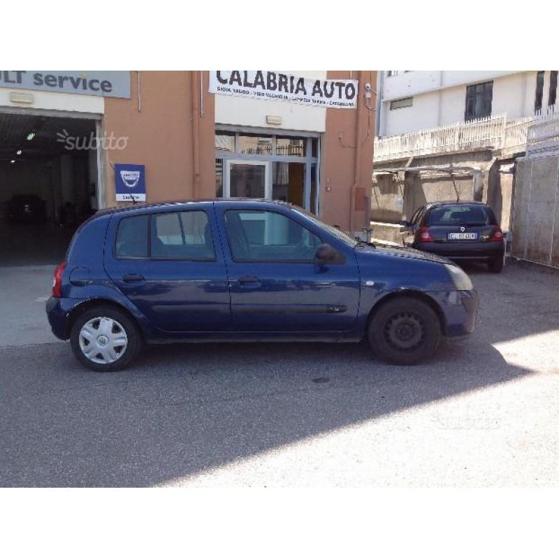 Renault clio express 1.2 con radio clima airbag